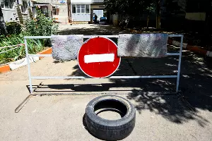 Придомовые преграды &copy;&nbsp;Фото Елены Синеок, Юга.ру