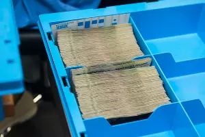 Оператор проверяет купюры &copy;&nbsp;Фото Елены Синеок, Юга.ру