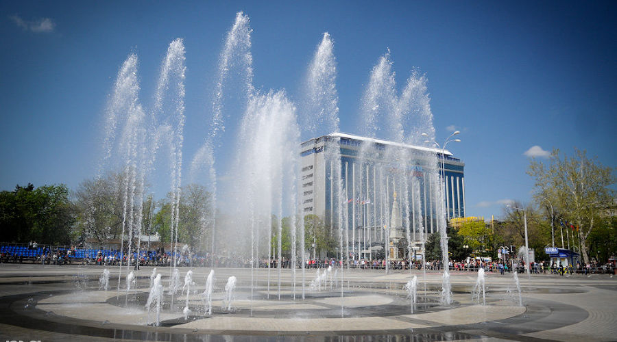 Фонтан на Театральной площади в Краснодаре © Фото Елены Синеок, Юга.ру