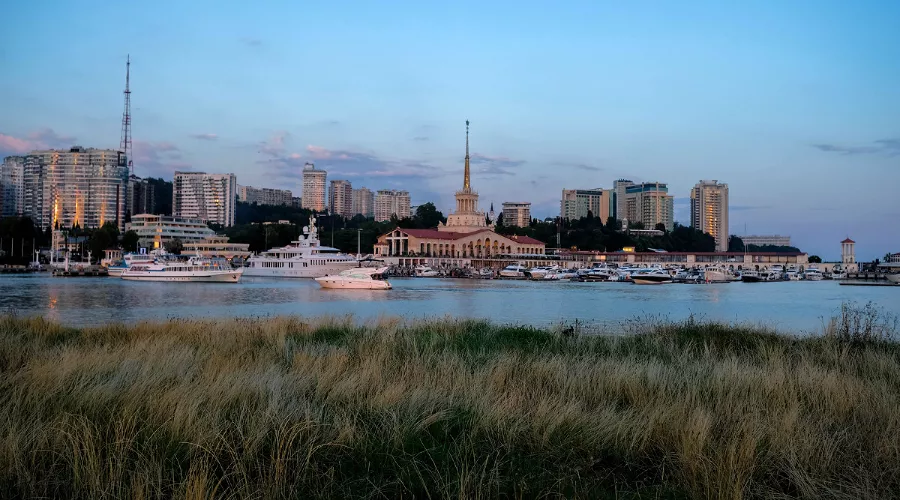 Морской вокзал в Сочи &copy;&nbsp;Фото Игоря Старкова, unsplash.com