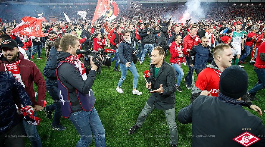 Вручение Кубка чемпионов России «Спартаку» после матча с «Тереком» &copy;&nbsp;Фото с официального сайта ФК &laquo;Спартак&raquo;, spartak.com