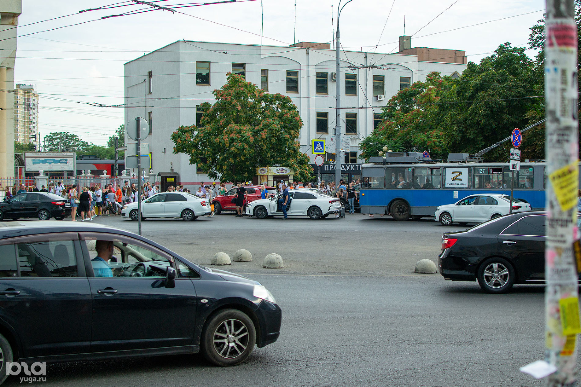 Место для остановки машин у троллейбусного кольца, здесь же большинство людей выходят из ж/д вокзала © Фото Александра Гончаренко, Юга.ру