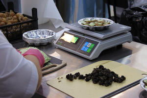 На дощечке справа — филированное и отваренное мясо улитки &copy;&nbsp;Фото Марины Солошко, Юга.ру