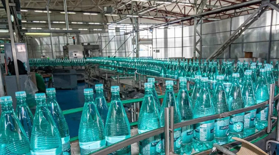 Бутылки с минеральной водой «Новотерская целебная» на заводе «Кавминводы» &copy;&nbsp;https://vk.com/novoterskaya.russia
