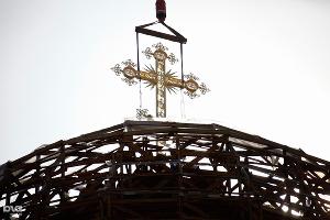 Установка нового креста на главный купол Свято-Екатериненского собора © Влад Александров. ЮГА.ру