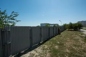 Огороженная территория &copy;&nbsp;Фото Елены Синеок, Юга.ру