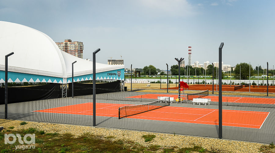 Теннисный корт краснодар. Теннисный центр Сибирь на Гидростроителей. Большой теннис Краснодар. Краснодар спорткомплекс похожий. Гидрострой спорт Краснодар.