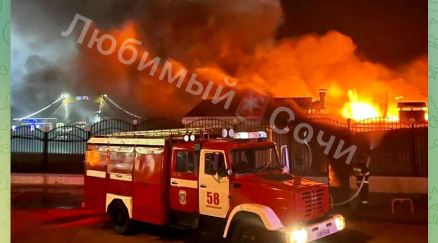 Пожар в аквапарке, Джубга, 9 июля 2022 г. © Скриншот телеграм-канала «Любимый Сочи», T.me/love_sochi