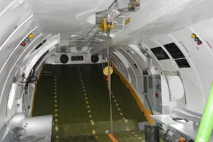 Задняя часть грузового отсека самолета Ан-26 с рампой и тельфером &copy;&nbsp;Фото Vivan755, файл распространяется под лицензией Creative Commons Attribution-Share Alike 3.0 Unported