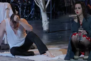 Спектакль «Добрый человек из Сезуана» &copy;&nbsp;Скриншот из видео с сайта TheatreHD