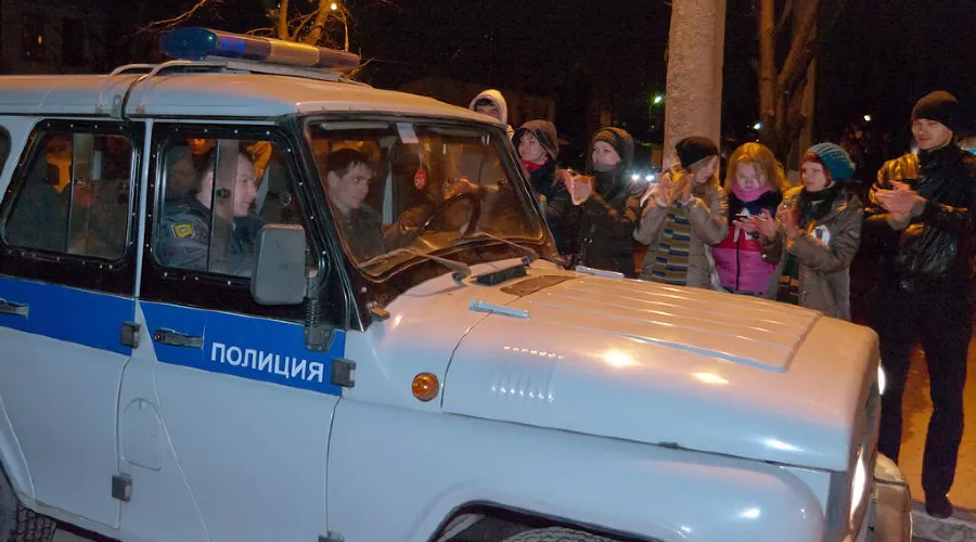 Флешмоб "Белая лента" у ворот РОВД Центрального округа Краснодара &copy;&nbsp;Владислав Щеколдин