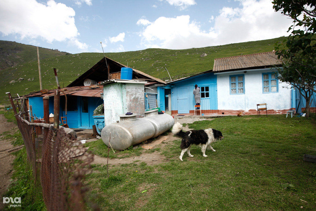 Северная осетия - алания, поселок карца,. Галиат северная осетия. Северный кавказ сакля. Дом музей коста хетагурова нар северная осетия. Дом в селе в северной осетии.