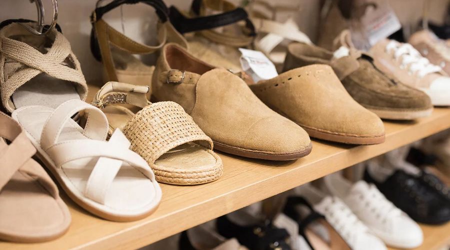 обувь &copy;&nbsp;Изображение сгенерировано нейросетью Gigachat