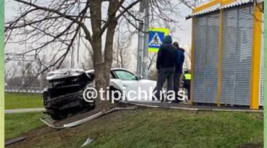 Последствия ДТП с тремя автомобилями на Ейском шоссе, 19 ноября 2022 г. &copy;&nbsp;Скриншот телеграм-канала &laquo;Крайнодар №1 Телетайп&raquo;, T.me/tipichkras