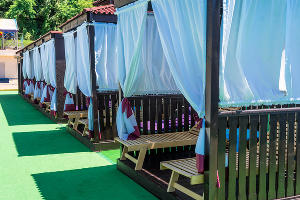 На собственный пляж комплекса отдыхающих доставляет лифт со смотровой галереей — одна из самых запоминающихся особенностей и визитная карточка оздоровительного комплекса © Фото ОК «Прометей»