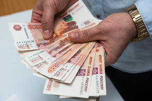 Деньги в руках © Фото Елены Синеок, Юга.ру