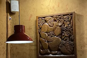 Деревянные барельефы 70-х годов в кафе &laquo;У Максима&raquo; &copy;&nbsp;Фото Динара Бурангулова