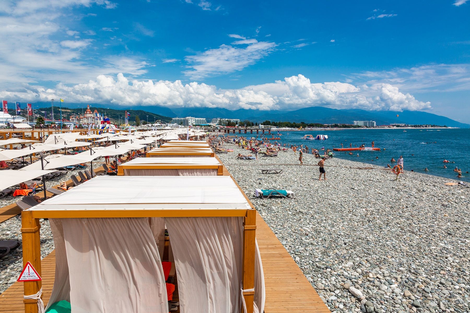 Черноморский пляж курорта «Роза Хутор» © Фото пресс-службы курорта «Роза Хутор»