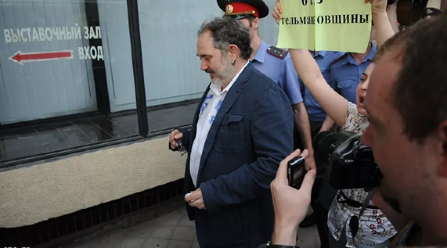 Акция протеста против Марата Гельмана перед открытием выставки Icons &copy;&nbsp;Елена Синеок. ЮГА.ру