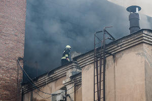 Локализация пожара на старом заводе на ул.Кожевенной в Краснодаре © Фото Виталия Тимкива, Юга.ру