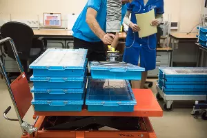 Процесс приема денежных средств от инкасаторов &copy;&nbsp;Фото Елены Синеок, Юга.ру