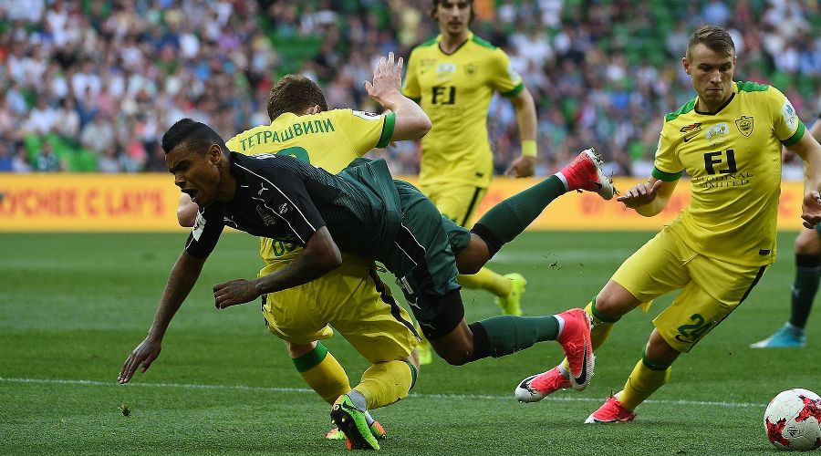 Матч чемпионата России «Краснодар» — «Анжи». Франсишку Вандерсон и Гурам Тетрашвили © Фото с официального сайта ФК «Краснодар», fckrasnodar.ru