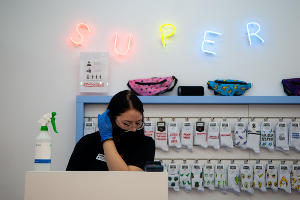 Первый день работы краснодарских ТРЦ после карантина © Фото Дмитрия Леснова, Юга.ру