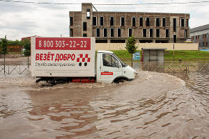 Последствия ливня на улице Московской &copy;&nbsp;Фото Дмитрия Пославского, Юга.ру