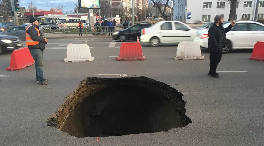 Дыра в асфальте несколько метров &copy;&nbsp;Фото Оксаны Беловой, Юга.ру