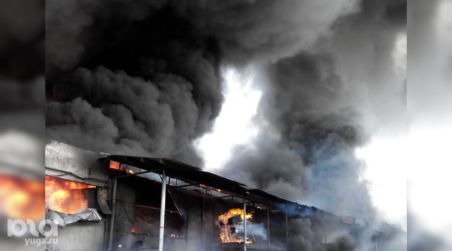 Пожар на складе резиновых изделий в Краснодаре © Михаил Ступин, ЮГА.ру