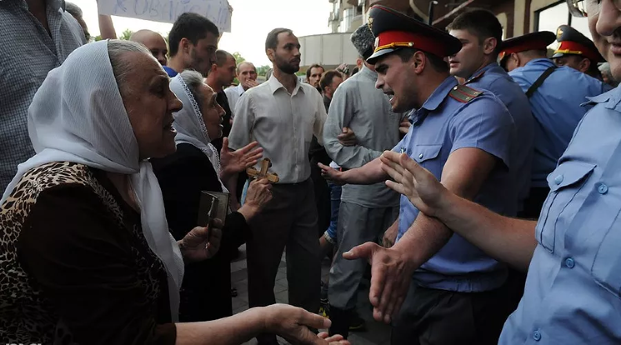 Акция протеста против Марата Гельмана перед открытием выставки Icons &copy;&nbsp;Елена Синеок. ЮГА.ру