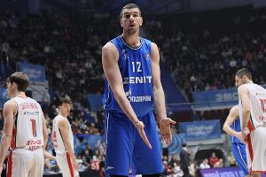 Центровой «Зенита» Игорь Вольхин реагирует на очередной точный бросок «Локомотива-Кубань» &copy;&nbsp;Пресс-служба Единой лиги ВТБ, Vtb-league.com