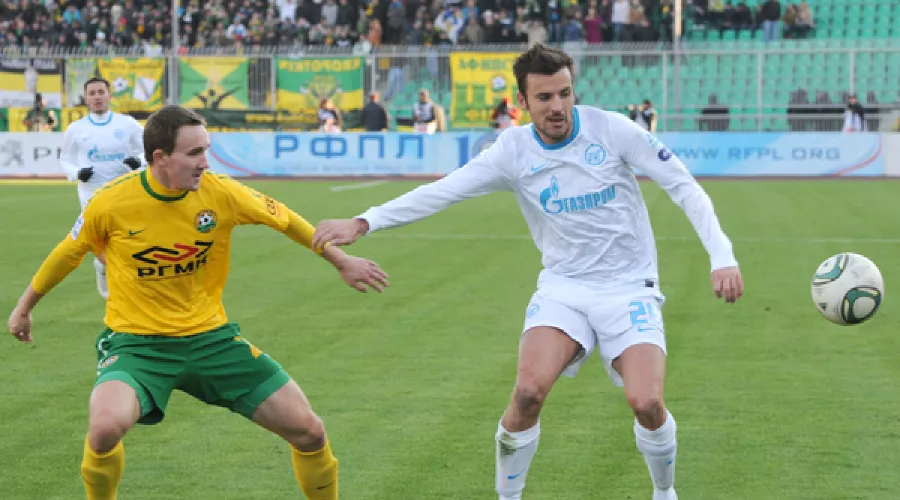 Алексей Козлов (слева) против сербского защитника "Зенита" Александра Луковича  &copy;&nbsp;ЮГА.ру, Елена Синеок