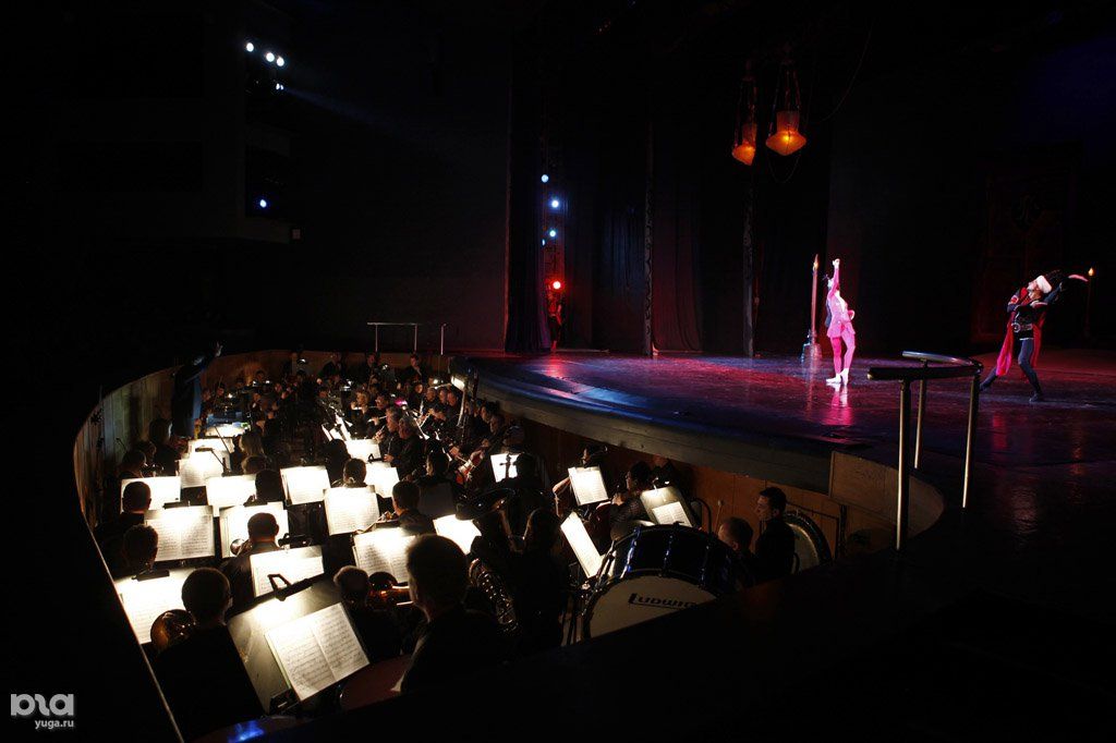 Артисты и зрители ждут завершения затянувшегося антракта кубанских театров - МК 