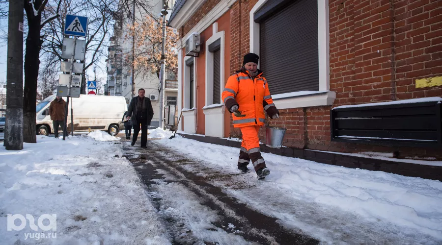 Уборка снега в Краснодаре &copy;&nbsp;Фото Елены Синеок, Юга.ру