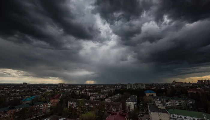 Тучи над Краснодаром &copy;&nbsp;Фото Елены Синеок, Юга.ру