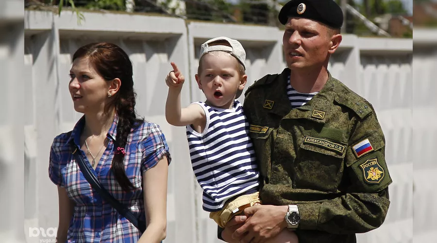 Акция "Военная служба по контракту в Вооруженных силах РФ – твой выбор!"  &copy;&nbsp;Влад Александров, ЮГА.ру