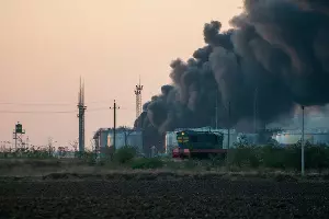 Горящая нефтебаза в Пролетарске, 27.8.2024 &copy;&nbsp;Фото Александра Гончаренко, Юга.ру