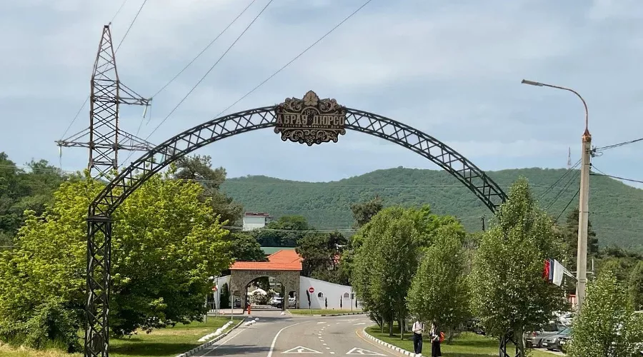 Арка, вместо которой появится новый арт-объект  &copy;&nbsp;Скриншот фото с сайта курорта &laquo;Абрау-Дюрсо&raquo;