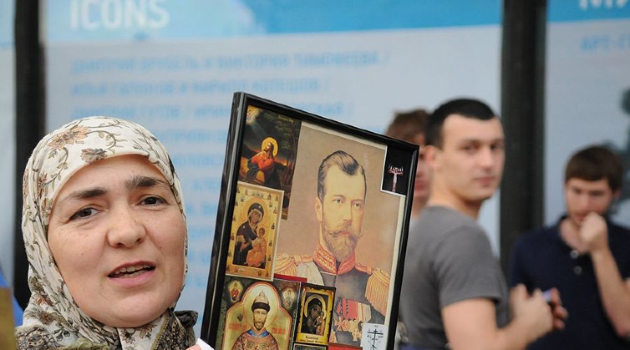 Акция протеста против Марата Гельмана перед открытием выставки Icons © Елена Синеок. ЮГА.ру