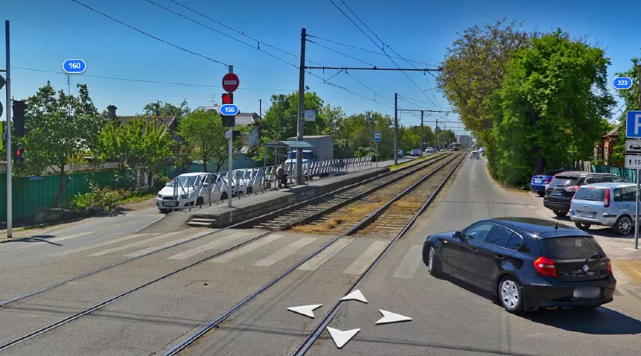 Трамвайный переезд на пересечении улиц Каляева и Красных Партизан  &copy;&nbsp;Скриншот yandex.ru/maps, панорама 202 года