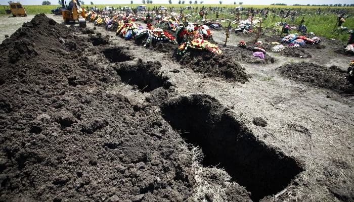 На кладбище в Крымске &copy;&nbsp;Фото Влада Александрова, Юга.ру