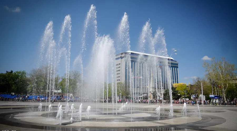 Фонтан на Театральной площади в Краснодаре &copy;&nbsp;Фото Елены Синеок, Юга.ру