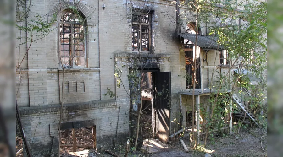 Сгоревшее здание на улице Гимназической, 72 в Краснодаре &copy;&nbsp;Фото пресс-службы администрации Краснодара