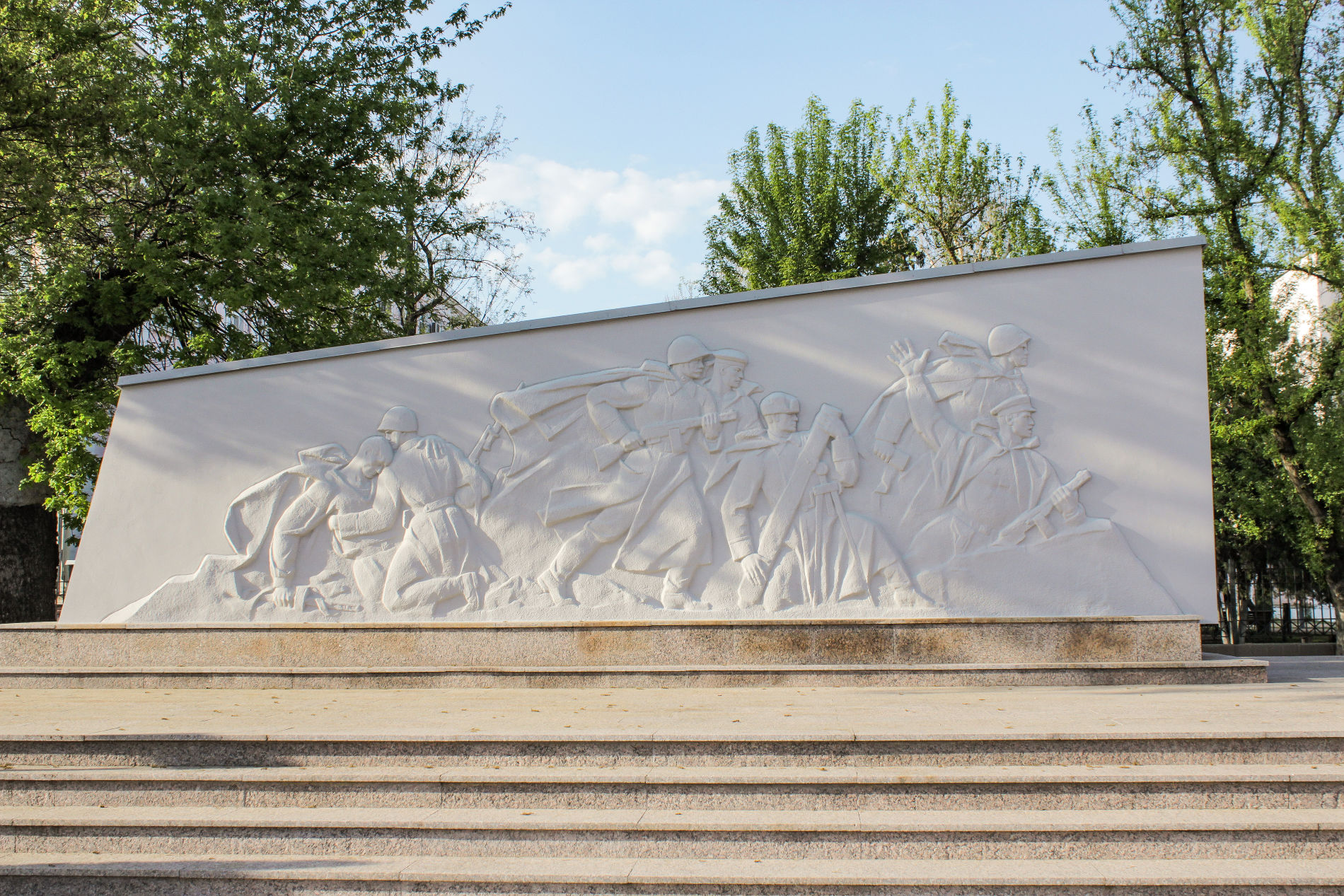 Левый барельеф изображает бои за Краснодар © Фото Динара Бурангулова, Юга.ру