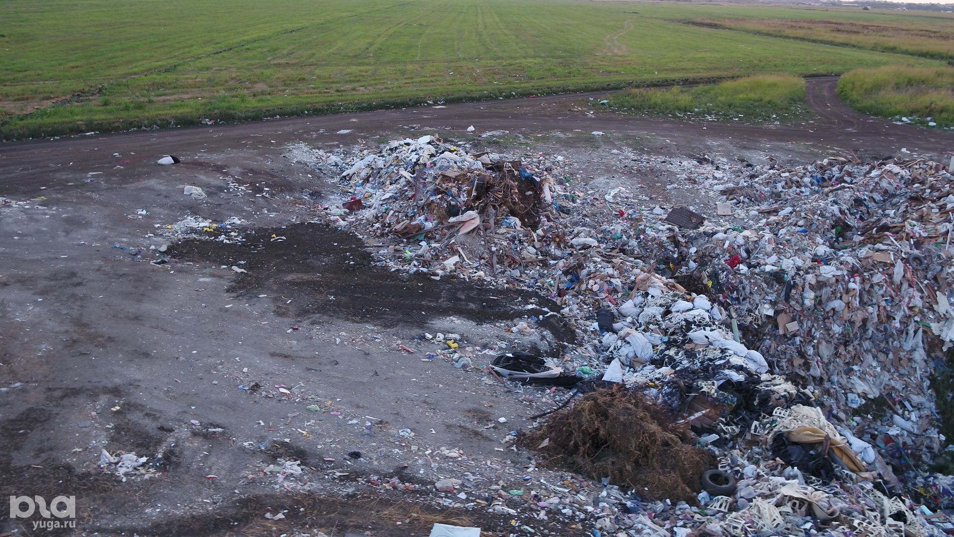 На этом месте были горы мусора. Их столкнули в водоем © Фото Кирилла Панькова, Юга.ру