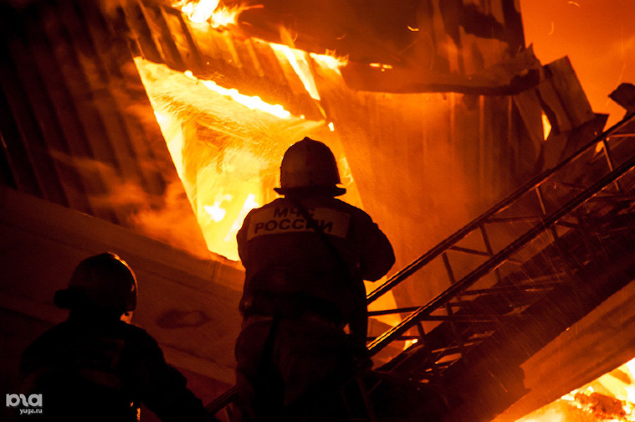 В Ростовской области загорелся двухэтажный многоквартирный дом