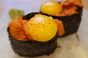 Суши с икрой морского ежа в ресторане &laquo;Рётэй&raquo; в Японском саду &copy;&nbsp;Фото Марины Солошко, Юга.ру