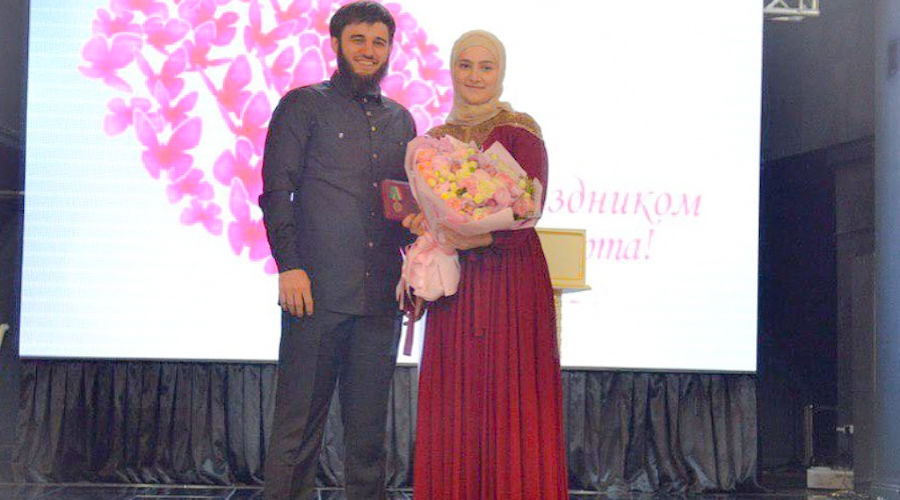 Айшат Кадырова на награждении медалью «За заслуги перед Чеченской Республикой» © Фото пресс-службы администрации главы Чеченской Республики