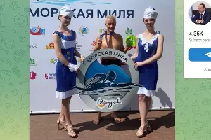 Виталий Сороков получает награду за победу на двойной дистанции заплыва «Морская миля» &copy;&nbsp;Скриншот публикации в телеграм-канале Алексея Богодистова, T.me/BogodistovAA